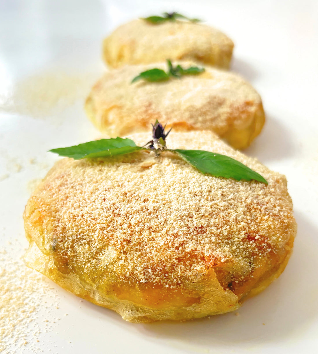 Pastilla au poulet, curry vert & basilic thaï